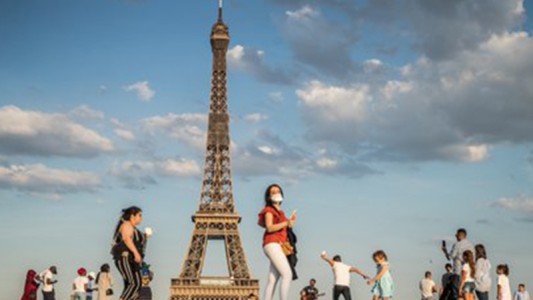Llegan los primeros turistas a la Torre Eiffel