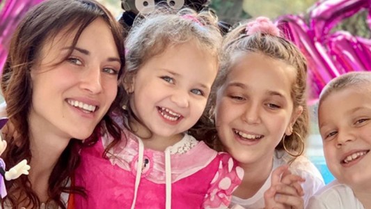 El festejo de cumpleaños de Alma con Camila Cavallo y Mariano Martínez separados