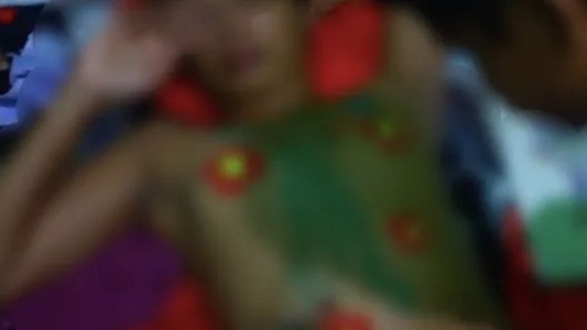 Detienen a una mujer por permitir a sus hijos pintar sobre su cuerpo semidesnudo