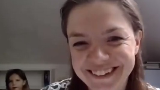 El video de una niña que interrumpe a su madre en una entrevista