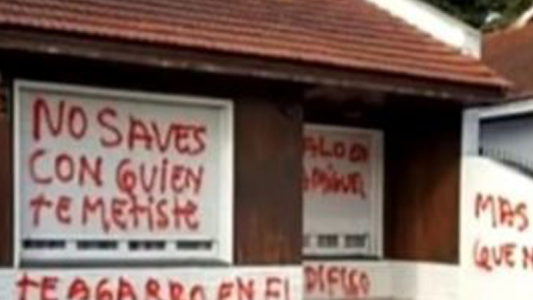 Les escracharon la casa por una supuesta infidelidad