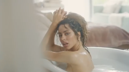 Tini compartió un fragmento inédito de su videoclip con Khea