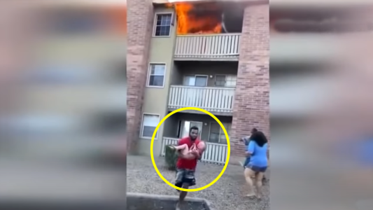Una madre decidió salvar la vida de su bebé arrojándolo desde un balcón en medio de incendio