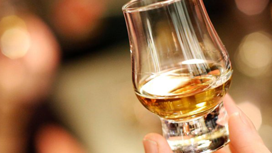 ¿Whisky en botellas de papel?