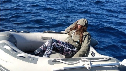 A la deriva: una mujer pasa dos días perdida en el mar