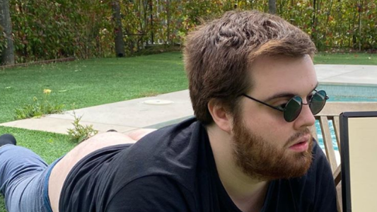 Estaba transmitiendo en vivo, lo asustaron y se viralizó