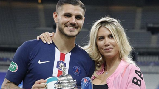Con un beso apasionado y la copa en la mano: ¡Wanda Nara felicitó a Mauro Icardi!