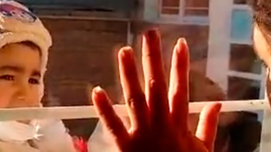 Conmovedor: Policía con coronavirus habla con su hijo a través de la ventana del hospital