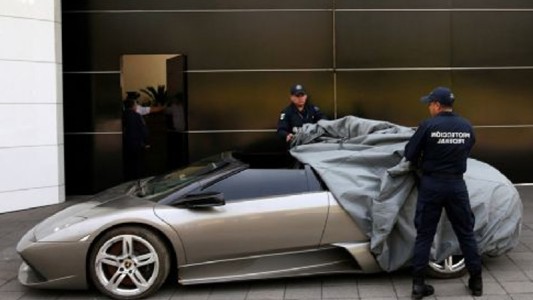 Insólito: con la ayuda del gobierno se compró un auto "espacial" y salió de fiesta