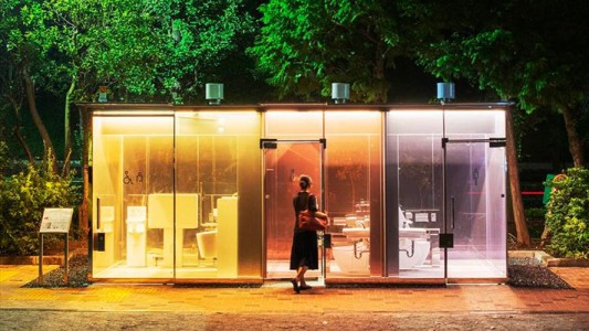 El curioso éxito de los baños transparentes en Tokio