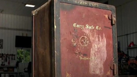 Apareció una misteriosa caja fuerte con una particular nota