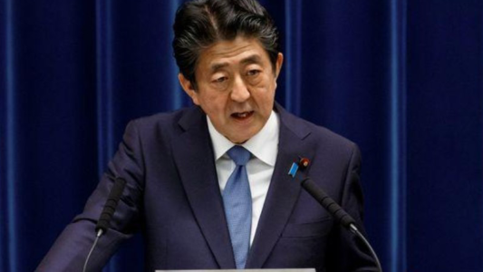 Japón despide a su primer mandatario por problemas de salud