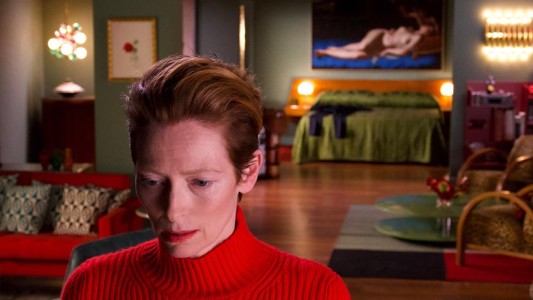 Almodóvar lanza un avance del corto protagonizado por Tilda Swinton