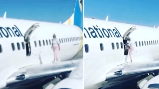 El insólito motivo por el cual una mujer decidió salir por la puerta de emergencia del avión