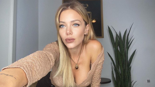 Evangelina Anderson terminó con su falda enroscada en una bici