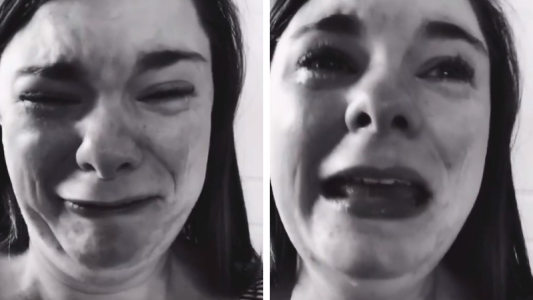 El video viral de una madre llorando por su hijo: "Mi corazón está roto. Por favor, eduquen a sus pequeños para que sean buenos”.