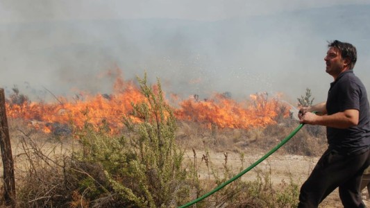 Incendios en Córdoba: Damián de Santo intenta salvar sus cabañas