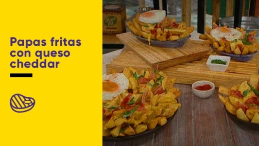 Papas con cheddar y panceta