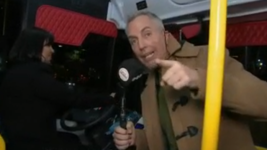 ¡La negra Vernaci festeja su cumple manejando un colectivo 60!