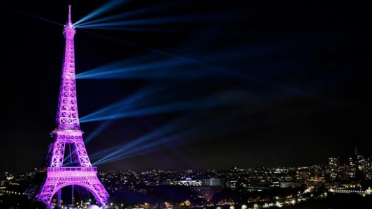 La Torre Eiffel se tiñó de rosa