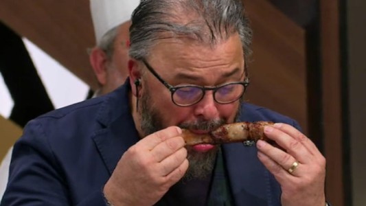 Donato de Santis dejó los cubiertos y se puso a comer con las manos