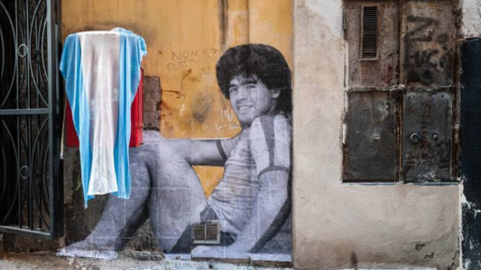 La ciudad que está repleta de murales y altares de Maradona