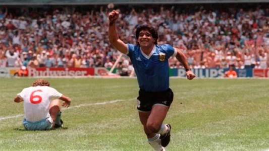 ¡Los dos goles de Maradona a los ingleses en uno!