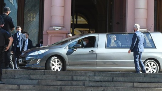 El último adíos a Maradona: así trasladan el féretro