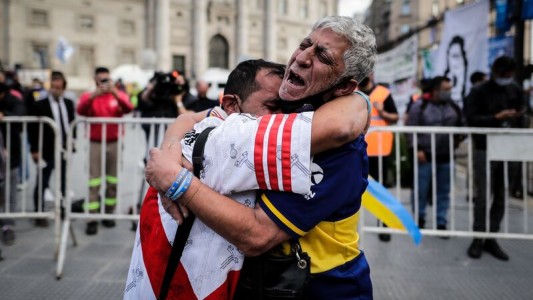 No hay rivalidades: las imágenes de hinchas de River y Boca llorando al 10