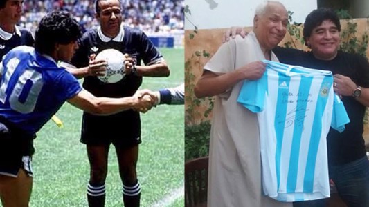 El árbitro que validó el gol de "la mano de Dios" conmocionado por la muerte de Maradona