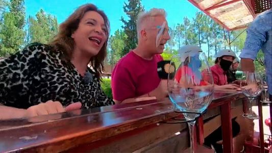 El divertido paseo de Lizy Tagliani y Marley en un bar andante