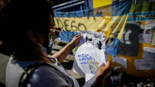 Dejó su CV en el altar a Maradona en la Bombonera y lo llamaron