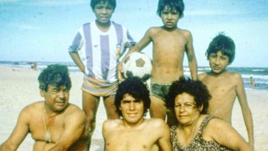 "Te pido que abraces a mamá y papá" el emotivo adiós de Lalo Maradona a Diego
