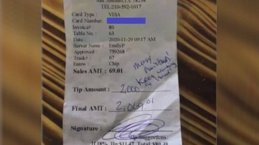 Una moza recibió 2000 dólares de propina y el bar no se la quiso entregar