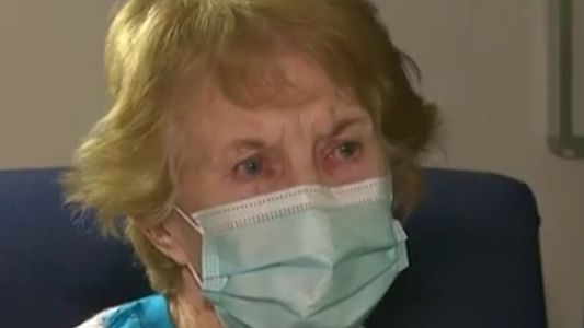 La primera mujer en recibir la vacuna de Pfizer contra el Covid-19