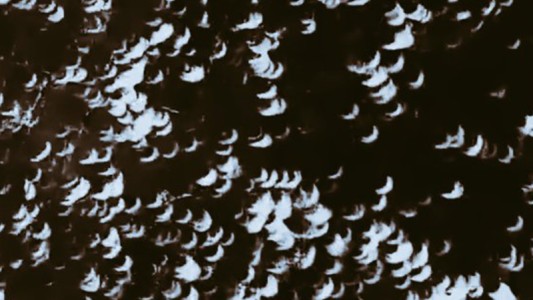 El increíble efecto que generó el eclipse en las calles