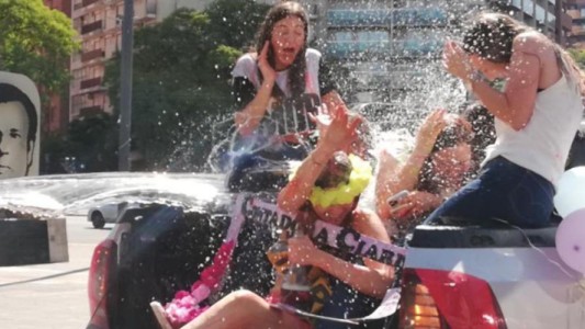 El limpiavidrios que se "coló" en el festejo de una egresada