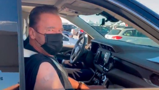 La histórica frase de Terminator que dijo Schwarzenegger a recibir su vacuna