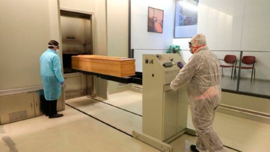 A minutos de ser cremada descubrieron que estaba con vida