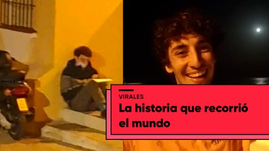 El joven que estudia en la calle mientras hace envíos en moto