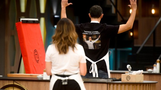 Fer Carlos lució una remera con un meme de Santiago del Moro