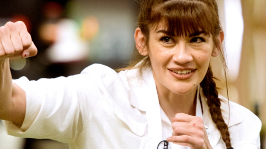 La Tigresa Acuña brilló en la noche de campamento y ganó por knockout