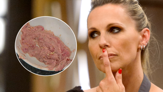 Denise Dumas llevó delantal plomo por puré rosa hundió