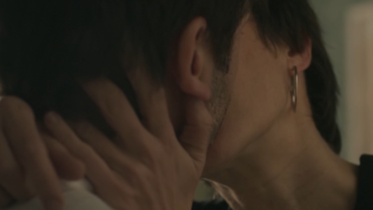 Carla besó Santiago frente peor testigo posible