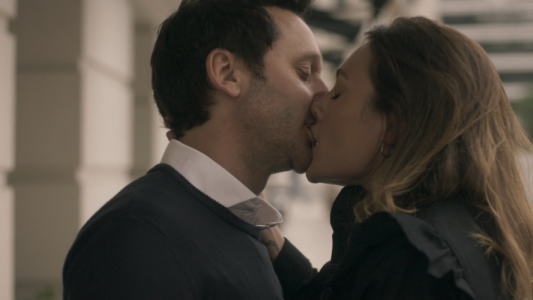 El apasionado beso que se dieron Santiago y Andrea