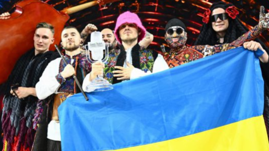 Los ganadores de Eurovisión 2022 vendieron el trofeo y compraron drones para Ucrania