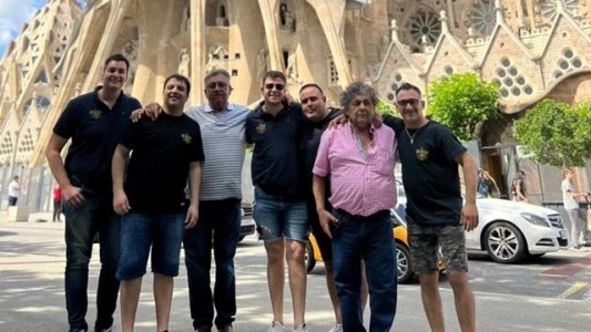 Show callejero, fotos y asombro: primeros instantes de Los Palmeras en España