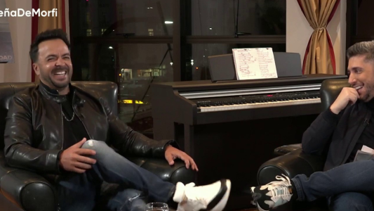 El mano a mano entre Luis Fonsi y Jey Mammon en La Peña de Morfi