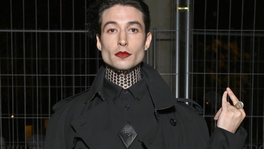 Rompió el silencio la fan que Ezra Miller intentó asfixiar: "No dejaba de escupirme"