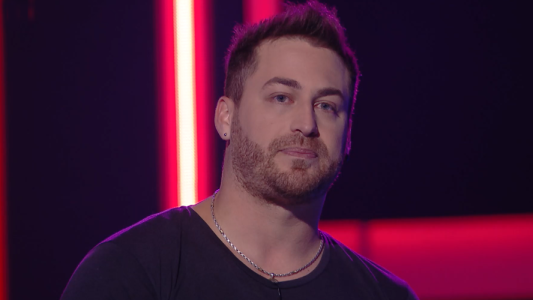 Dejó su trabajo por una trágica razón y canta por su madre: la historia de Juan Manuel